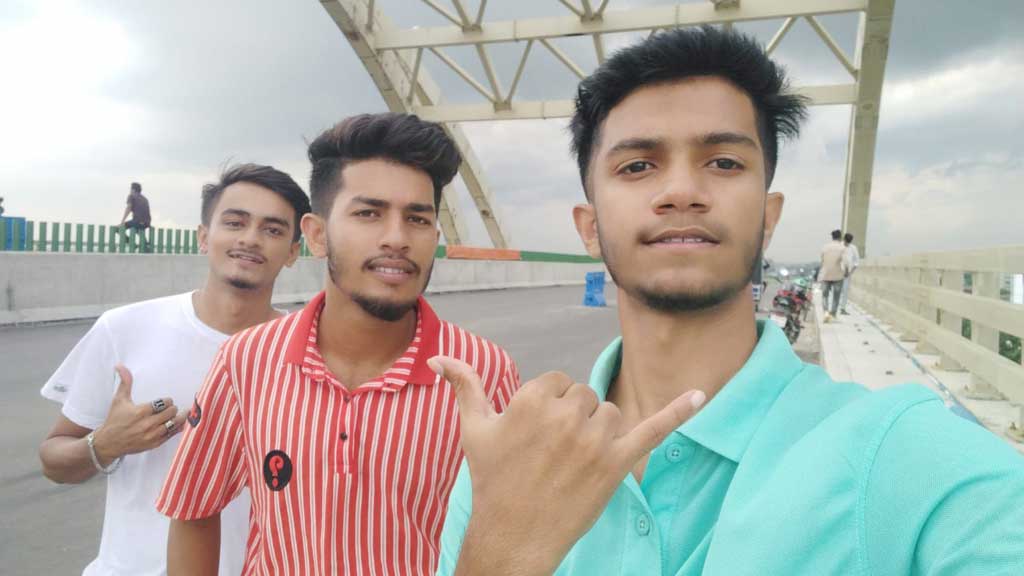 বন্ধুদের সঙ্গে সংসদ ভবন এলাকায় ছুরিকাঘাতে খুন হওয়া ছাত্রলীগ কর্মী মেহেদি হাসান। (ডানে)